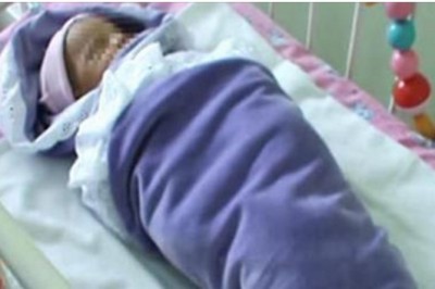 Stara Rosjanka znajduje noworodka w środku lasu! Lekarz badając dziecko znajduje w kocyku list! 