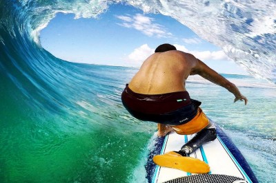 Stracił nogę w ataku rekina. Dziś bierze udział w zawodach surferów. Prawdziwi twardziele. 