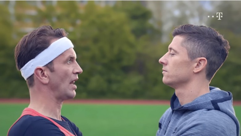 Super, brawo za dystans! Robert Lewandowski śpiewa w duecie z Tomaszem Kotem!