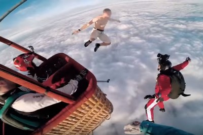 Szaleniec wyrzuca spadochron i półnagi wyskakuje z balonu! Ekstremalna akcja nad chmurami! 