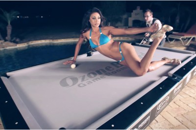 Sztuczki tego bilardzisty to prawdziwa magia! Niesamowity pokaz z piękną modelką! 