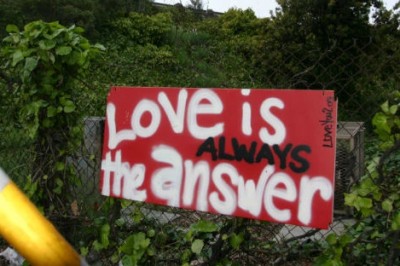 Ta kobieta  zajmuje się rozdawaniem miłości! I jest w tym świetna! 