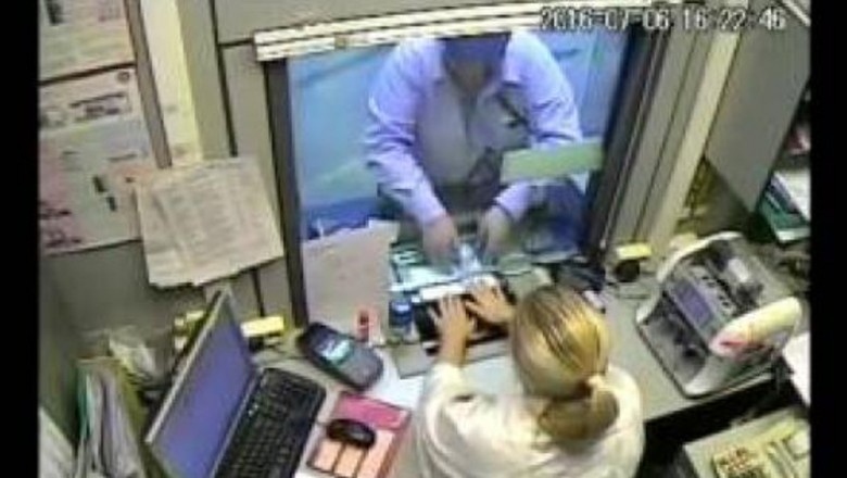 Tak gość okradł kantor w biały dzień! Kasjerka nawet się nie zorientowała!