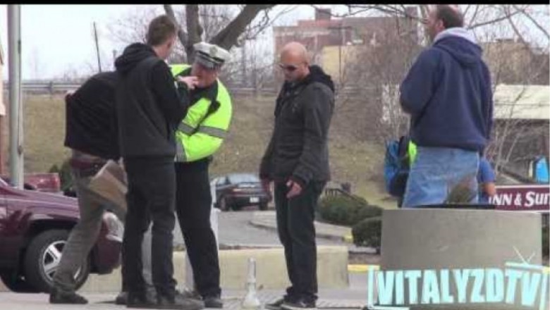   Tak się robi w jajo policję! Palenie trawki w miejscu publicznym :D