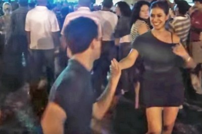 Tak się wyrywa starsze laski na parkiecie! Młody daje niezwykły pokaz umiejętności!