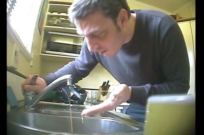 Takie żarty to ja rozumiem! Wracasz sobie z wakacji a tu z kranu i prysznica leci piwko :D