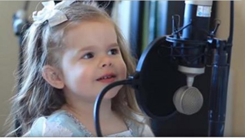 Tata poprosił 3 letnią córeczkę żeby zaśpiewała w ich domowym studio! Dziewczynka podbiła internet!