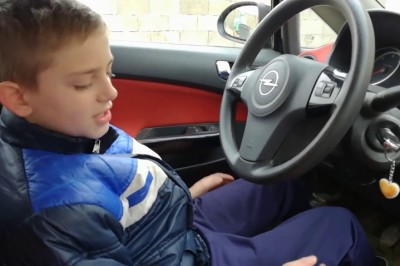 Tata postanowił nauczyć synka jazdy autem! Teraz posłuchaj krzyków mamy, gdy wjechał w dom! 