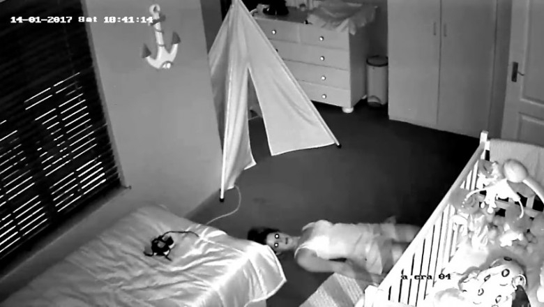 Tata umieścił kamerę w pokoju dziecka! Przeglądając nagranie widzi bardzo dziwne zachowanie żony!