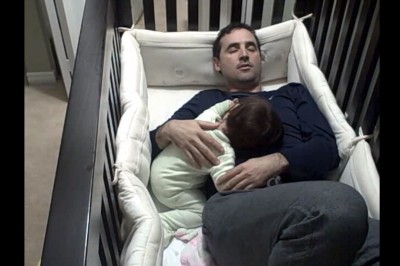 Tatuś wszedł do łóżeczka żeby ukoić plącząca córkę! To co stało się chwilę potem jest po prostu niewiarygodne! 