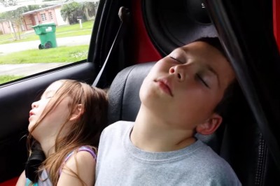 Tatuś znalazł sposób na szybkie obudzenie dzieciaków! Zobacz jak zostać najgorszym ojcem roku!