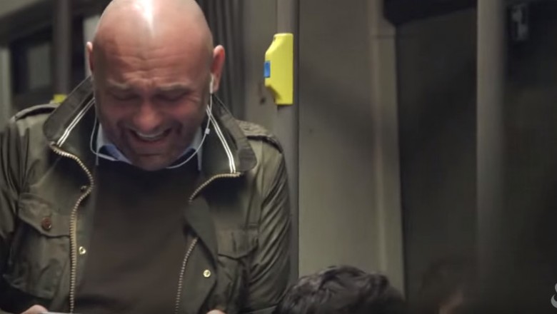 Ten człowiek został zatrudniony tylko w jednym celu! Ma się śmiać! Robi to niesamowicie!