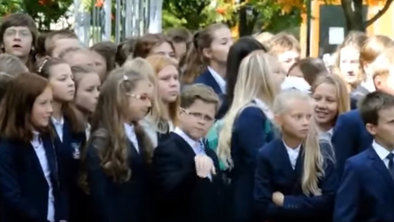Ten to nie będzie miał problemu z poderwaniem dziewczyn! Młody tancerz na szkolnym apelu! 