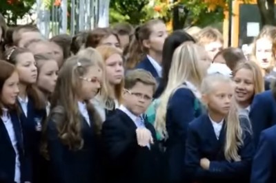 Ten to nie będzie miał problemu z poderwaniem dziewczyn! Młody tancerz na szkolnym apelu! 