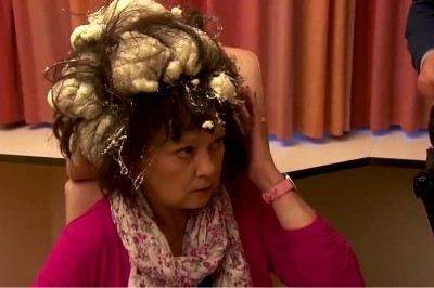 To lepsze niż Trudne Sprawy!! Użyła pianki montażowej zamiast lakieru i uczesała się na kalafiora! 