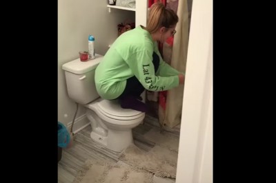 To się nazywa kobieca współpraca! Cztery dziewczyny pozbywają się wielkiego szczura z mieszkania!