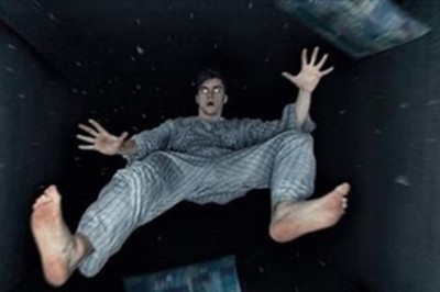 Tuż przed zaśnięciem czujesz jak byś spadała w przepaść? Przeczytaj dlaczego tak się dzieje!