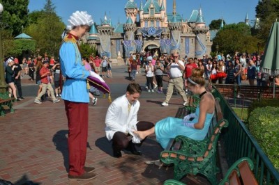 Uklęknął przed nią by przymierzyć  czy bucik pasuje! Następnie zadał pytanie!