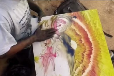 Uliczny malarz tworzy prawdziwe dzieła sztuki przy użyciu samych palców! Rewelacyjna technika! 