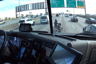 Utknął z zepsutym motorem na środku autostrady! To co zrobił kierowca ciężarówki przywróciło wiarę w ludzi!