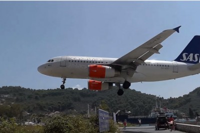 Uwaga nisko przelatujący samolot! Tak się ląduje na greckiej wyspie Skiatos!