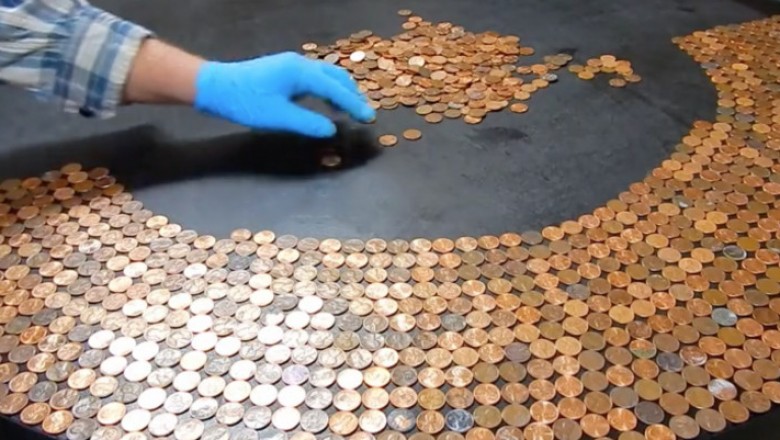 Ułożyła 3500 monet na czarnym blacie stołu! 10 godzin później efekt był naprawdę zaskakujący!