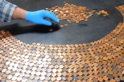 Ułożyła 3500 monet na czarnym blacie stołu! 10 godzin później efekt był naprawdę zaskakujący! 