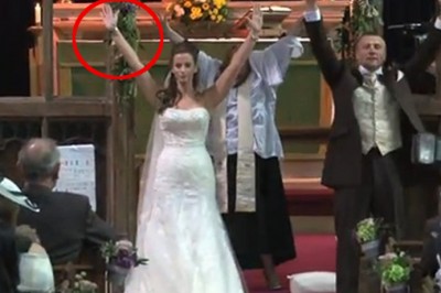 W czasie przysięgi panna młoda podnosi ręce i zaczyna machać! Nagle ludzie w ławkach wstają....