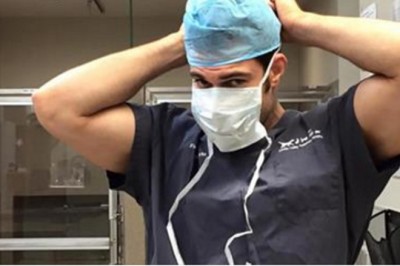 W masce wyglądał jak przeciętny weterynarz! Kiedy ją ściąga i się odwraca pacjentki tracą mowę! 