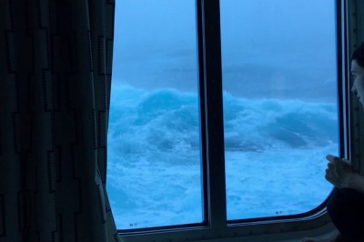 Wiało prawie 200 km/h! Tak wygląda sztorm z pokładu ogromnego statku pasażerskiego!