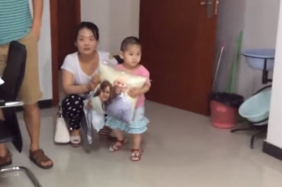 Widziała swoich przyszłych rodziców tylko na poduszce! Gdy w końcu mogła dotknąć przyszłej mamy... Szok!