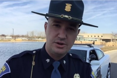 Wielu kierowców nie ma o tym pojęcia! Policjant pokazuje funkcje auta która zwiększa bezpieczeństwo!