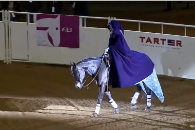 Wjechała w ciszy na pięknym koniu! Gdy zrzuciła pelerynę nie mogłam uwierzyć kto na nim siedzi! 