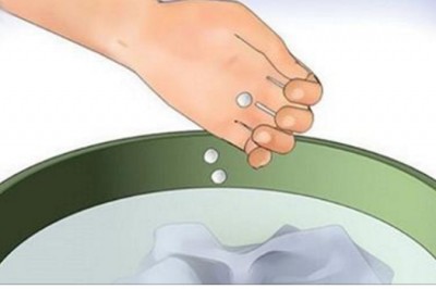 Wrzuciła kilka tabletek aspiryny do pralki! To co stało się z białym praniem sprawiło, że od dziś też tak robię!