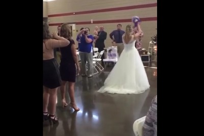 Wszystkie druhny czekały by złapać jej bukiet ślubny! Wtedy panna młoda odwraca się i wykonuje zaskakujący gest!