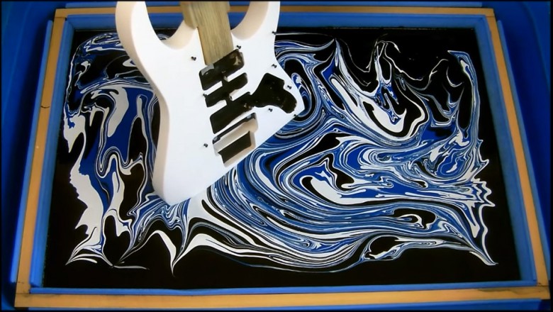 Wygląda po prost obłędnie! Malowanie gitary przy użyciu hydrografiki!