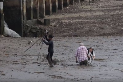 Wyglądało to na zwykła kradzież! Po chwili padł przed nimi na kolana! Zaniemówiłem! 