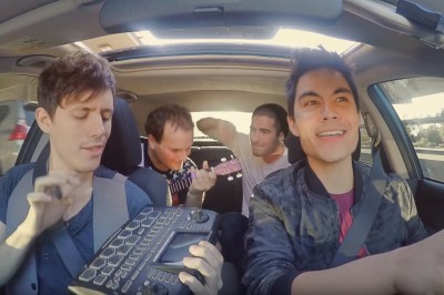 Wyglądało, że nudzą się na parkingu czekając na żony. Teraz zobacz co zrobili gdy dosiedli się Ci z tyłu!