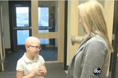 Wyrzucili córkę ze szkoły bo ogoliła się na łyso! Wtedy mama otworzyła komputer i uciszyła wszystkich!