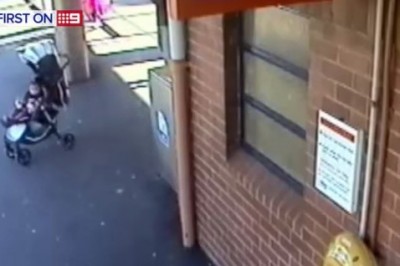 Wózek z wnuczką stoczył się na tory a pociąg nadjeżdżał. Reakcja dziadka zmrozi Ci krew!