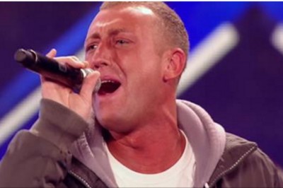 Z nerwów trzasł się tak bardzo, że ledwo trzymał mikrofon! Słysząc jego głos ludzie zaczęli płakać!