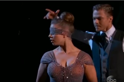 Z zawiązanymi oczami stała na środku sceny. Jego dotyk ją rozpalił! 