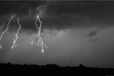 Zabójcza potęga natury! Uderzenie pioruna nagrane w 7000 klatek na sekundę! 