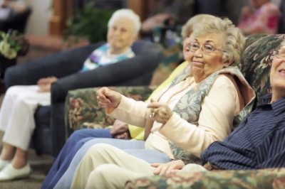 Zaczęli grać w domu starości. Jej reakcja ? Roztopi Ci serce!