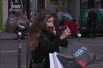 Zagapiona w ekran telefonu wchodzi na pasy! Po chwili jej przerażona twarz jest na bilbordach!