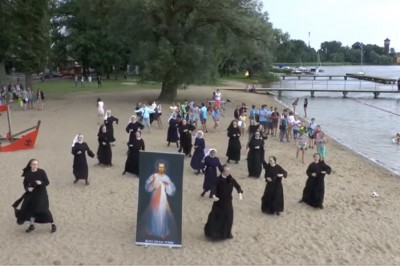 Zakonnice tańczące na plaży zapraszają na Światowe Dni Młodzieży! Bardzo pozytywny przekaz! 