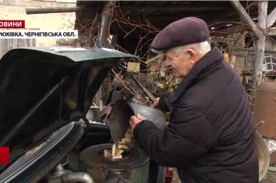 Zamiast paliwa używa drewna! Znalazł jeden prosty trik na tanią jazdę Mercedesem!