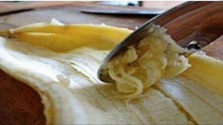 Zamiast wyrzucić skórkę od banana zaczęła ścierać jej wnętrze! Wykorzystała ją w świetny sposób!