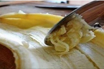 Zamiast wyrzucić skórkę od banana zaczęła ścierać jej wnętrze! Wykorzystała ją w świetny sposób! 