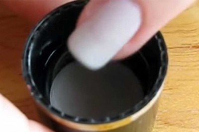 Zanurzyła swoje paznokcie w mieszance alkoholu i lakieru! Tak umalowanych paznokci jeszcze nie widziałam!